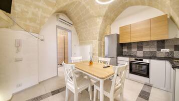 Refrigerador, horno, cafetera/tetera, tetera/pava eléctrica