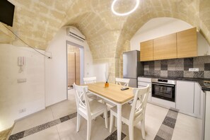 冷蔵庫、オーブン、コーヒー / ティーメーカー、電気ポット