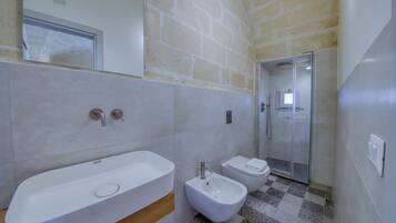 Douche, sĂšche-cheveux, serviettes fournies