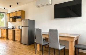 KylskÄp, mikrovÄgsugn, spishÀll och kaffe- och tebryggare