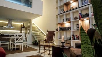 Family Apartment, City View | Ruang tamu | TV