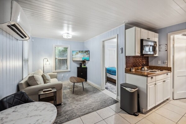 Interior - Lil John Coastal Cottage Near Siesta Key Beach (Sarasota)