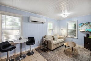 TV - Lil John Coastal Cottage Near Siesta Key Beach (Sarasota)