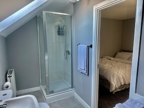 Maison | Salle de bain | Douche, séchoir à cheveux, serviettes fournies