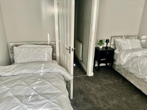 Unclassified image, 2 of 13, button - Luxurious Wolverhampton Retreat With 4 Bedrooms (Wolverhampton)
