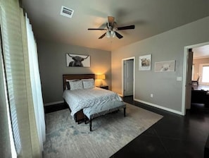 3 habitaciones, tabla de planchar con plancha y ropa de cama 
