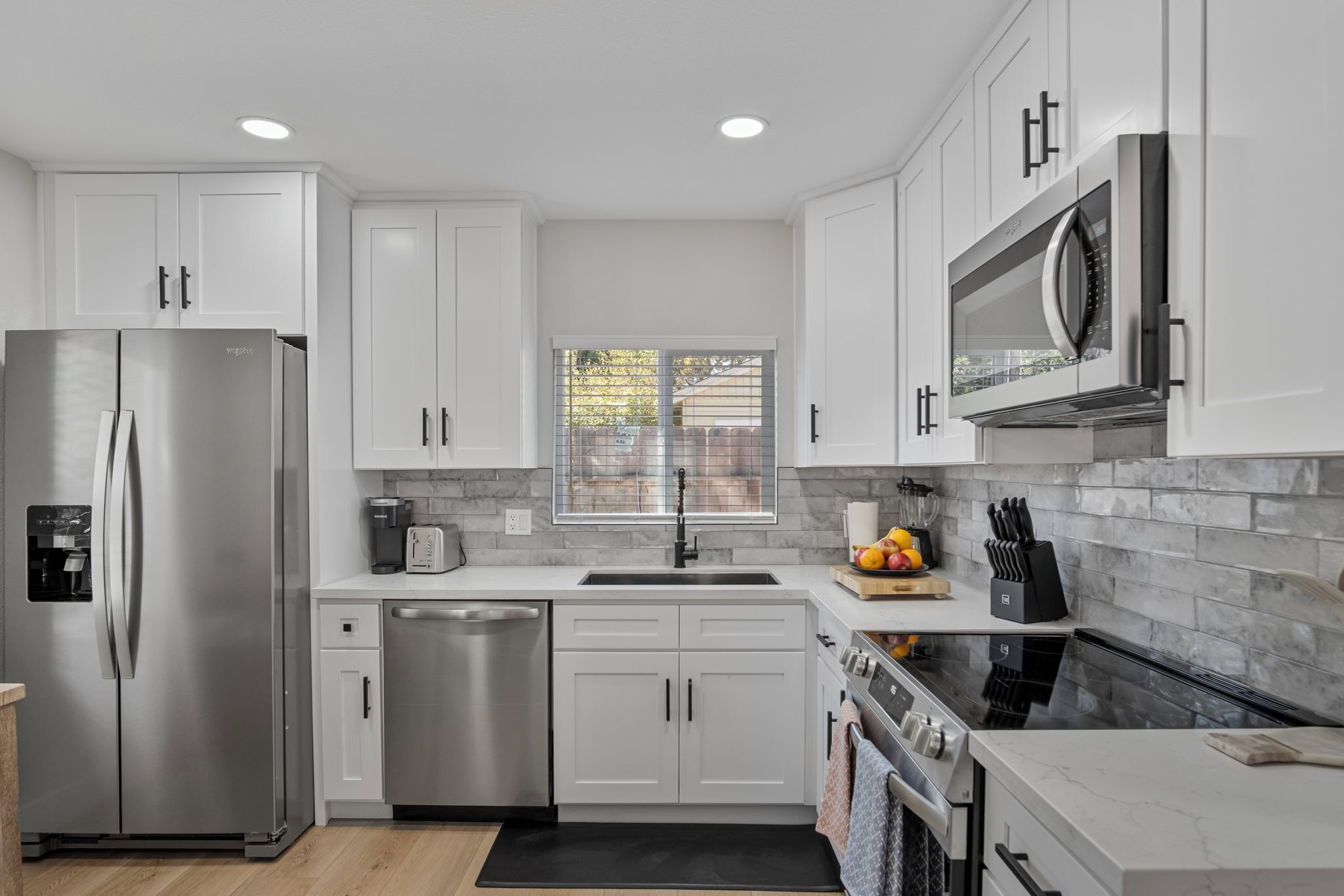 冷蔵庫、電子レンジ、オーブン、コンロ