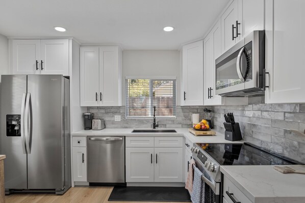 Fridge, microwave, oven, stovetop - Serene and Stylish Getaway - Modesto, CA (Modesto)