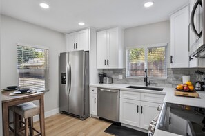 ثلاجة، ميكروويف، فرن، موقد طهي مسطح