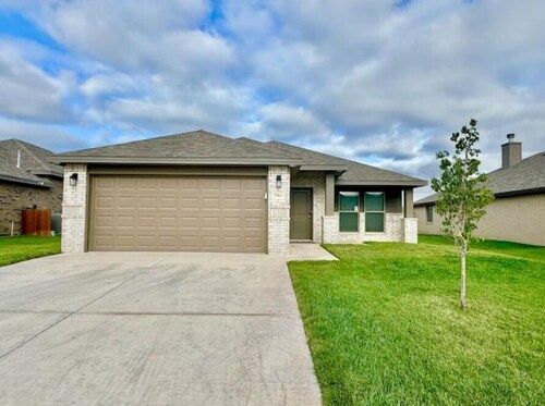[7905] New modern, 3 BRD, 2 BA, 2 car garage home.