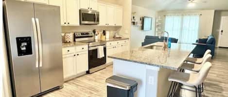 Geladeira, micro-ondas, fogão, cooktop