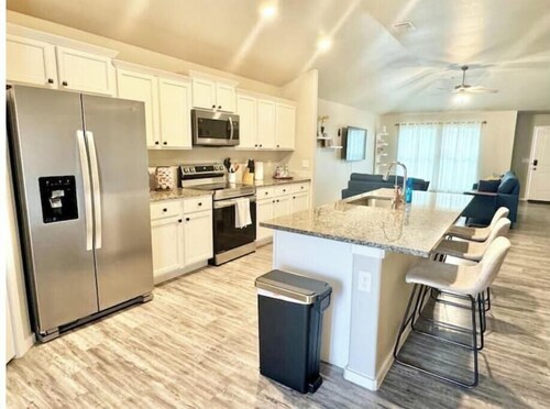 [7905] New modern, 3 BRD, 2 BA, 2 car garage home.