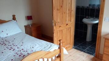 5 bedrooms, free WiFi, bed sheets