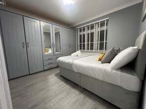 4 slaapkamers, een strijkplank/strijkijzer, wifi, beddengoed