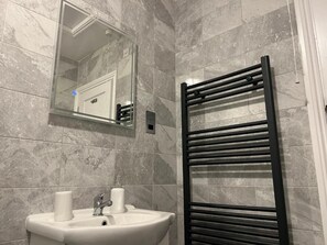 Een haardroger, handdoeken, zeep, shampoo