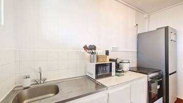 Kühlschrank, Mikrowelle, Ofen, Geschirrspüler