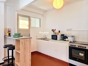 Frigorífico, microondas, horno y lavavajillas