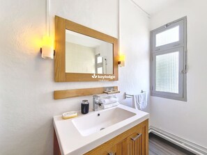 Sèche-cheveux, serviettes fournies