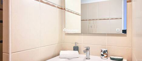 Dusche, Haartrockner, Handtücher