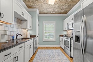 Private kitchen - Charming 3-bedroom townhome with AC and WiFi in superb Florence (Florence)