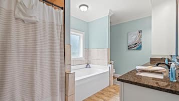 Serviettes fournies, savon, shampoing, papier toilette