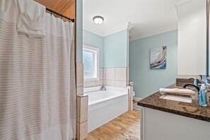 Serviettes fournies, savon, shampooing, papier de toilette