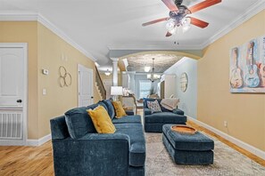 Living area - Charming 3-bedroom townhome with AC and WiFi in superb Florence (Florence)