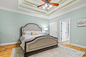 Tabla de planchar con plancha, wifi y ropa de cama