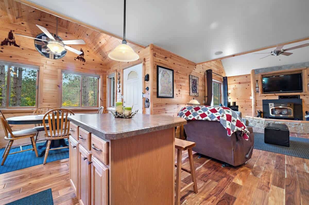 Televisión, chimenea y oficina 