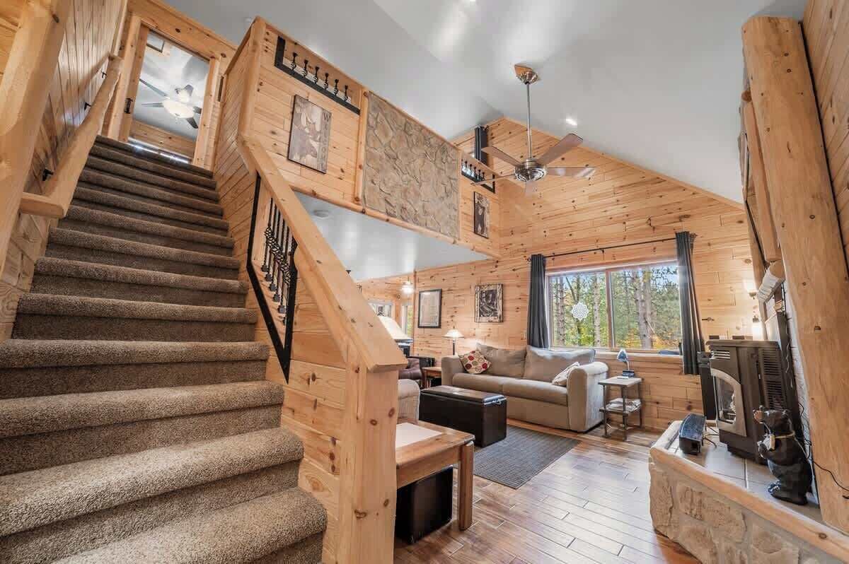 Televisión, chimenea y oficina 