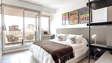 Tabla de planchar con plancha, acceso a internet y ropa de cama