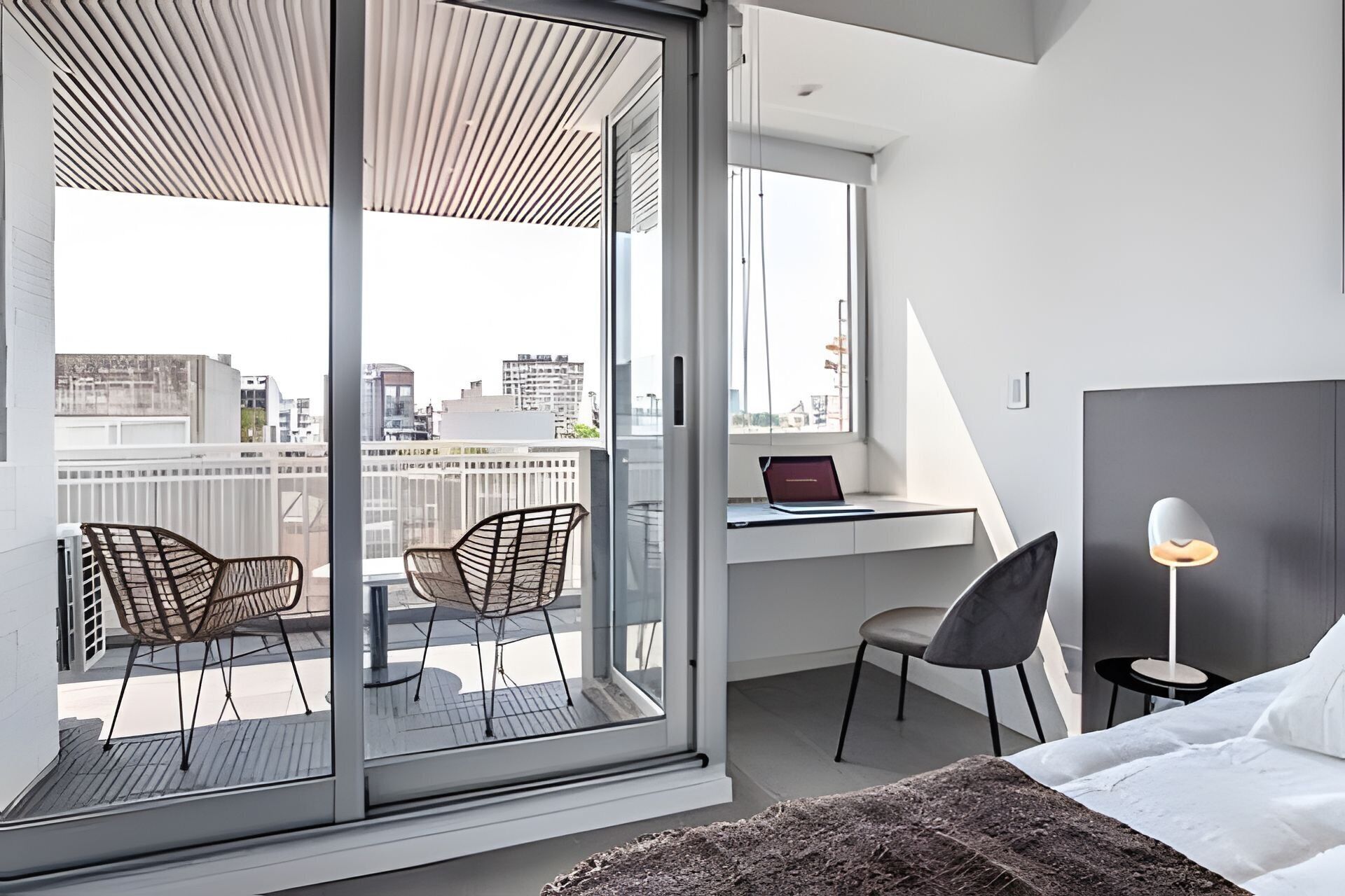 Tabla de planchar con plancha, acceso a internet y ropa de cama 