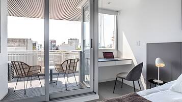 Tabla de planchar con plancha, acceso a internet y ropa de cama