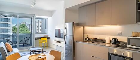 Réfrigérateur, four à micro-ondes, un four, cafetiÚre-théiÚre