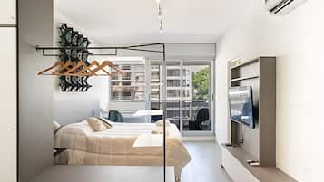 Tabla de planchar con plancha, acceso a internet y ropa de cama