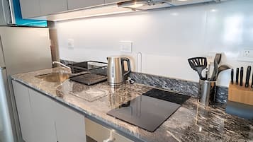Refrigerador, microondas, cafetera/tetera, tostadora