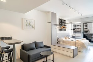 Iron/ironing board, Internet, bed sheets