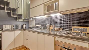 Een koelkast, een magnetron, een oven, een koffiezetapparaat/waterkoker