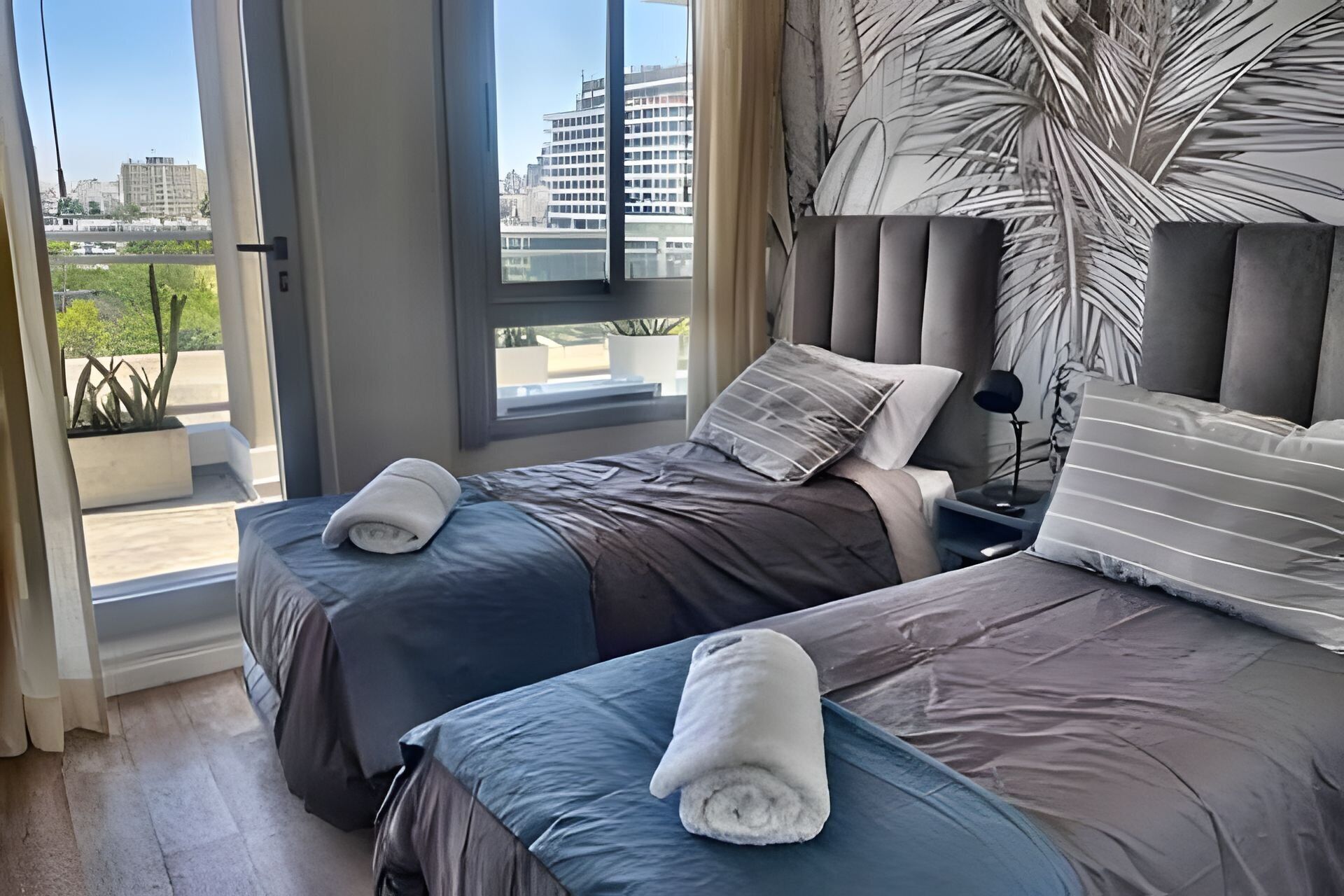 3 habitaciones, tabla de planchar con plancha y ropa de cama 
