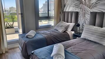 3 habitaciones, tabla de planchar con plancha y ropa de cama