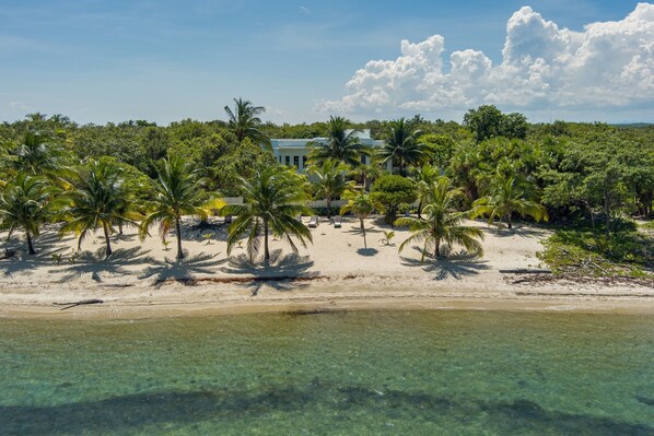 Plage, chaises longues