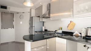 Kaffetrakter/tekoker, kjøleskap, mikrobølgeovn og ovn