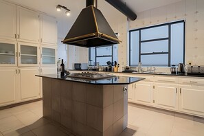 Kühlschrank, Mikrowelle, Ofen, Wasserkocher mit Kaffee-/Teezubehör