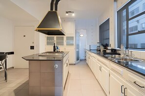 Kühlschrank, Mikrowelle, Ofen, Wasserkocher mit Kaffee-/Teezubehör