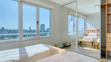 2 habitaciones, escritorio y tabla de planchar con plancha
