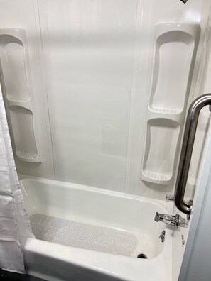 Secador de cabelo, toalhas de banho, sabonete, papel higiênico