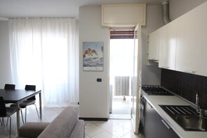 Réfrigérateur, four, plaque de cuisson