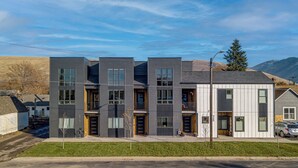 Un edificio residencial moderno de varios pisos con techo plano, ventanas grandes y diseño minimalista.