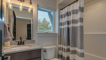 Shower, hair dryer, bidet, towels