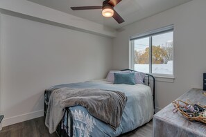 3 bedrooms, iron/ironing board, WiFi, bed sheets